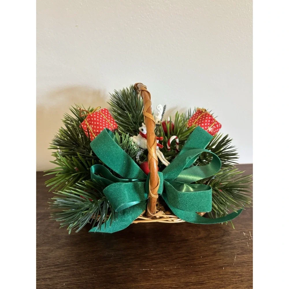 Vintage Basket Small Christmas Plastic‎ Pine Needles Flocked Deer 80s Holiday
